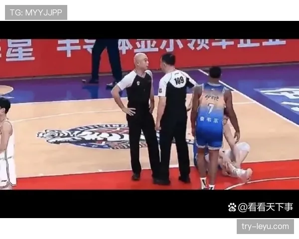 拉人犯规为何有时不吹？裁判判罚的3个关键尺度